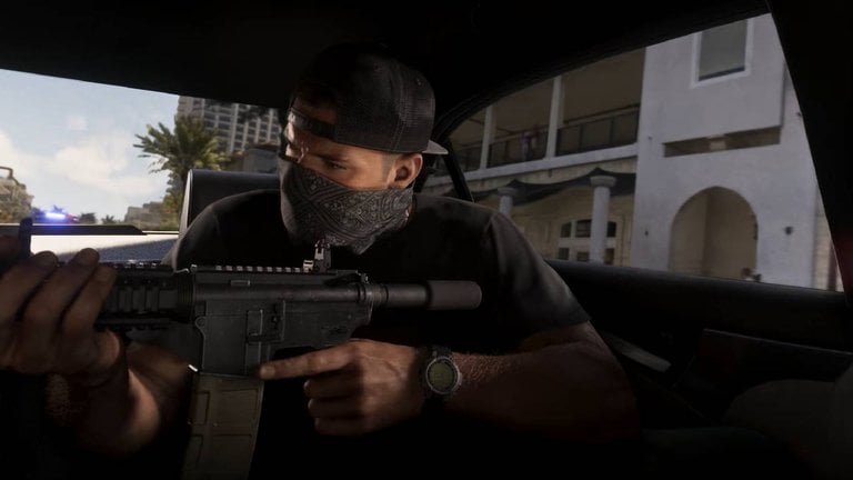 Personnage cagoule au masque au volant d'une voiture, fusil a la main, GTA VI, gyrophare de police visible en arriere-plan
