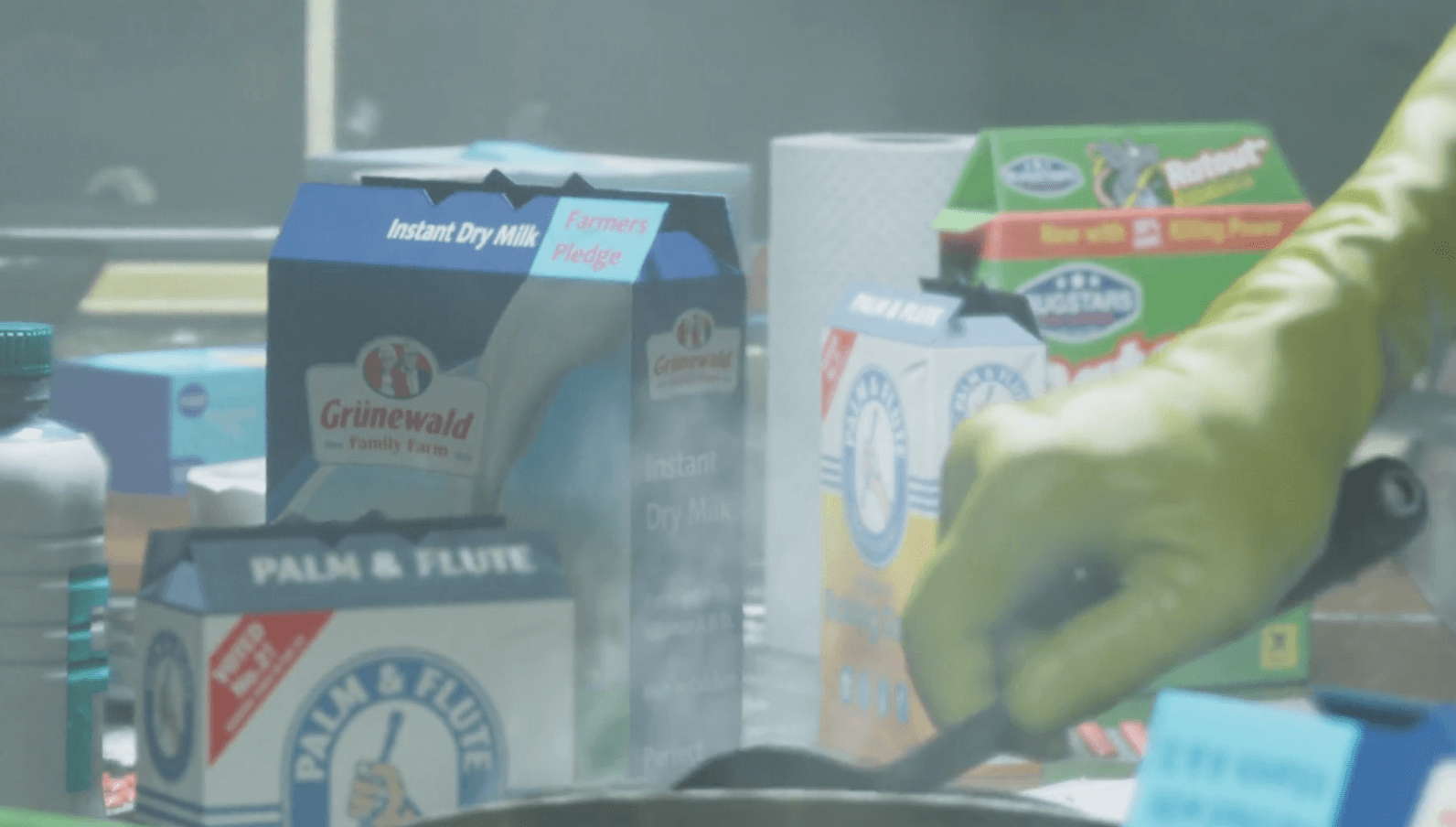 Boites Grunewald Instant Dry Milk, Palm and Flute et Bugstars Ratout sur la table de Raymond dans GTA VI