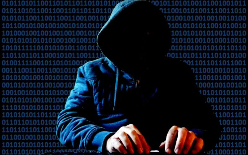 Illustration générique d'un hacker anonyme derrière un clavier