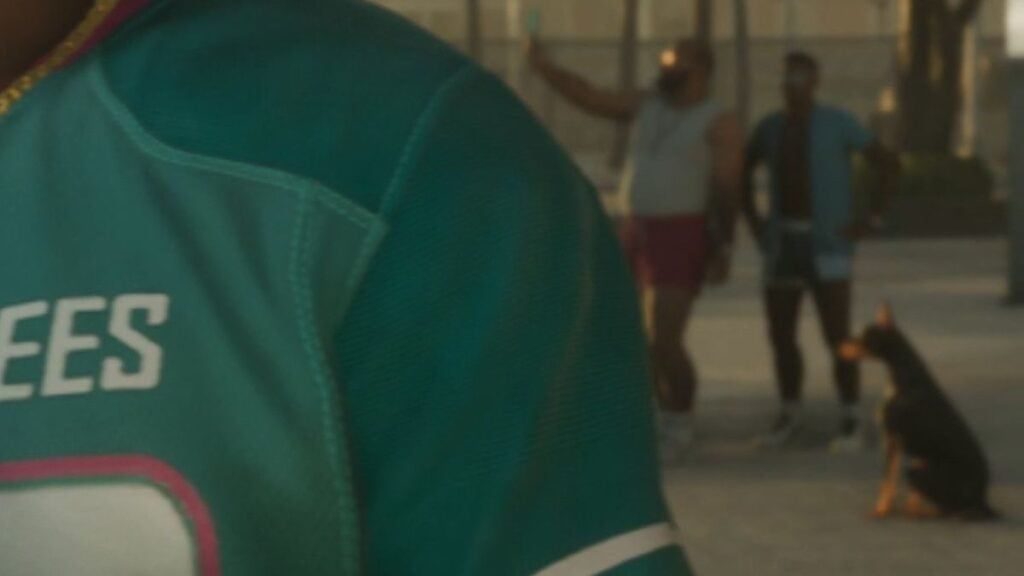 Un Dobermann assis dans une rue de Vice City dans GTA VI