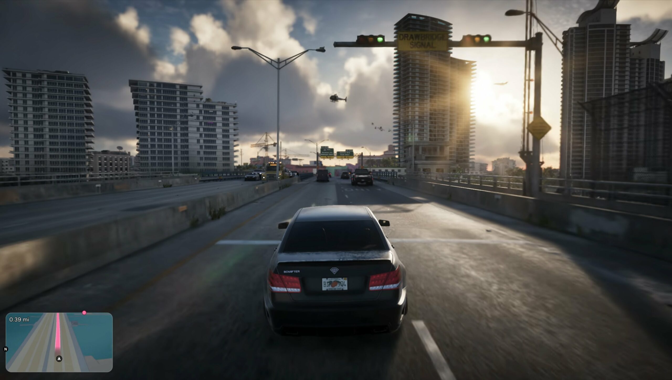 Voiture roulant sur un pont de Vice City au coucher du soleil, gratte-ciel et hélicoptère en arrière-plan, capture officielle 4K de l'Extended Look