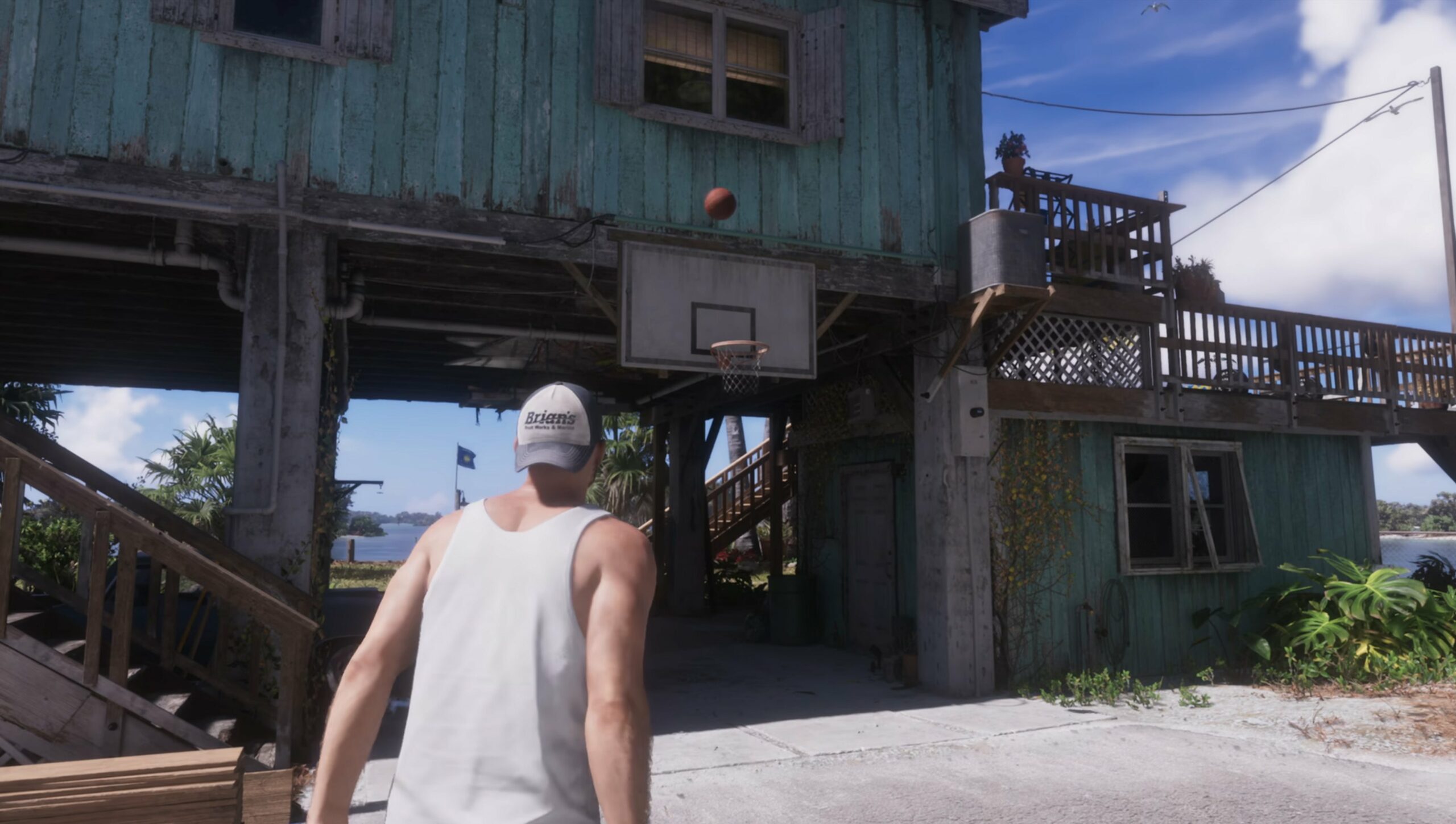 Jason en tenue décontractée devant une maison sur pilotis typique de Floride avec panier de basket, capture officielle 4K de l'Extended Look