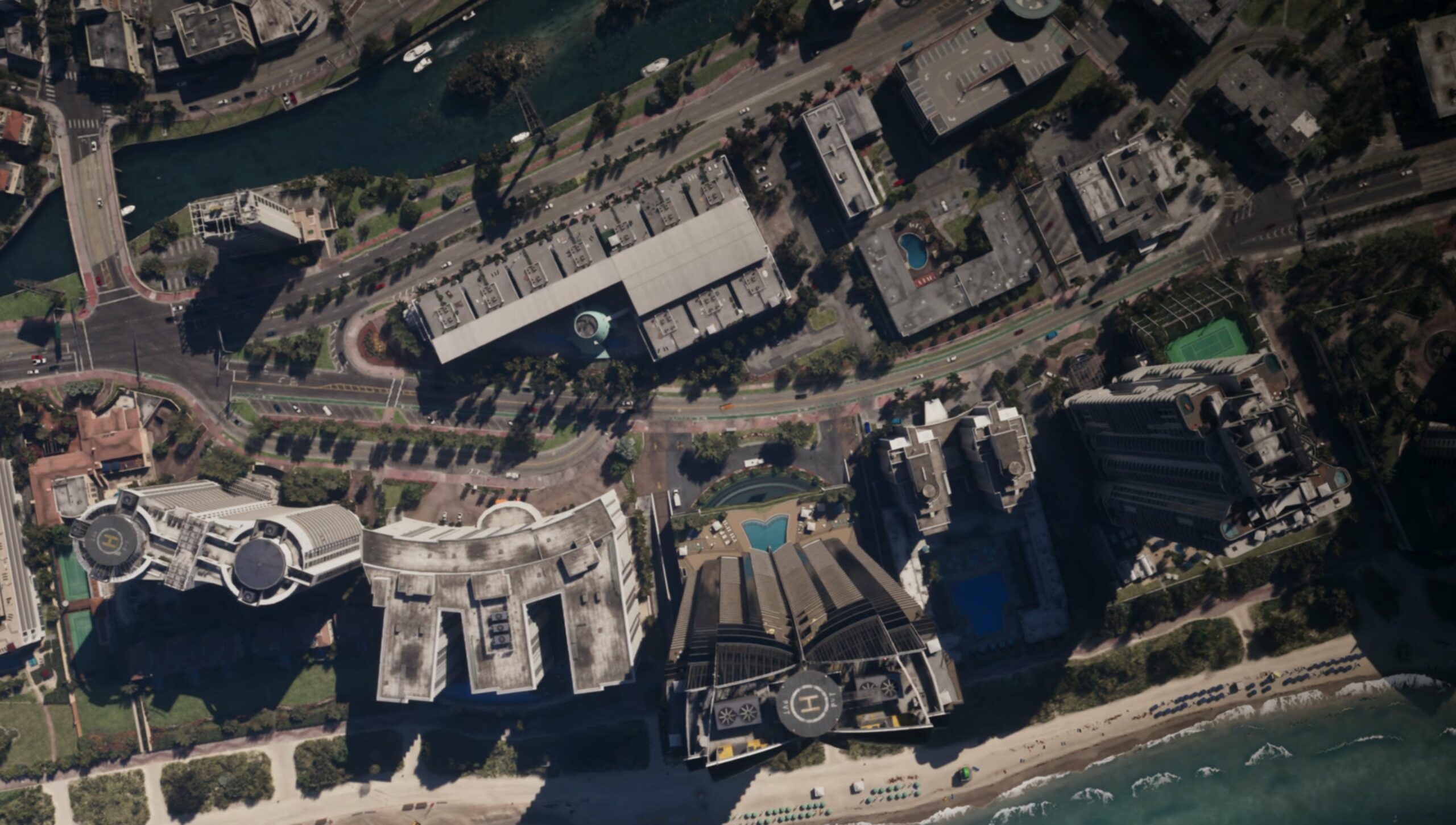 Vue aérienne d'un front de mer de Vice City avec plage, hôtels et piscines, capture officielle 4K de l'Extended Look