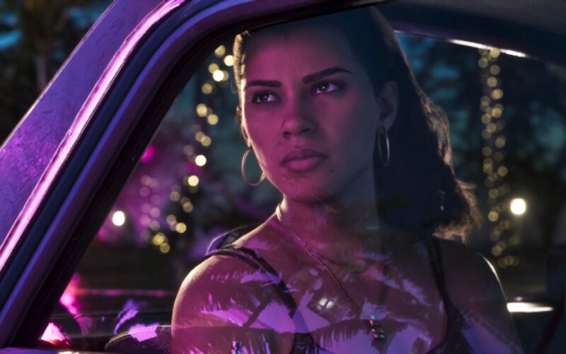 Lucia au volant d'une voiture de nuit sous les neons de Vice City, image officielle 4K