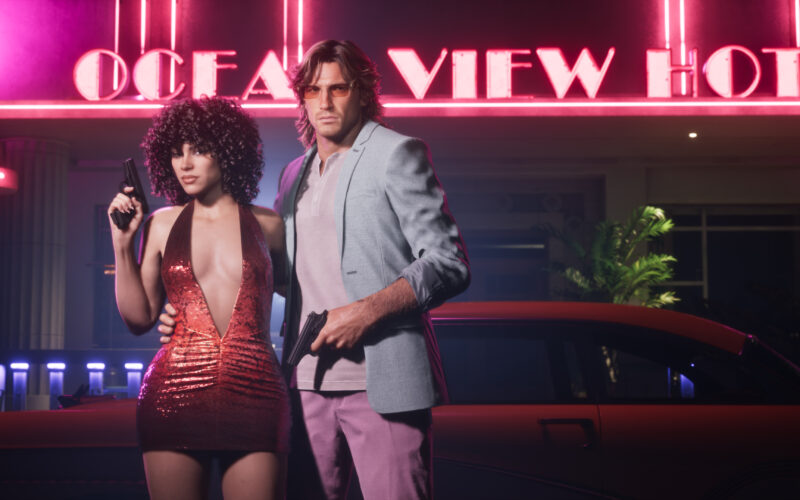 Jason et Lucia en tenues rétro devant l'Ocean View Hotel, pack Vintage Vice City