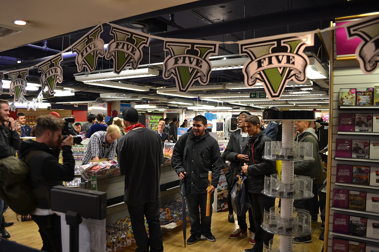 Foule de joueurs lors du lancement à minuit de GTA V en septembre 2013