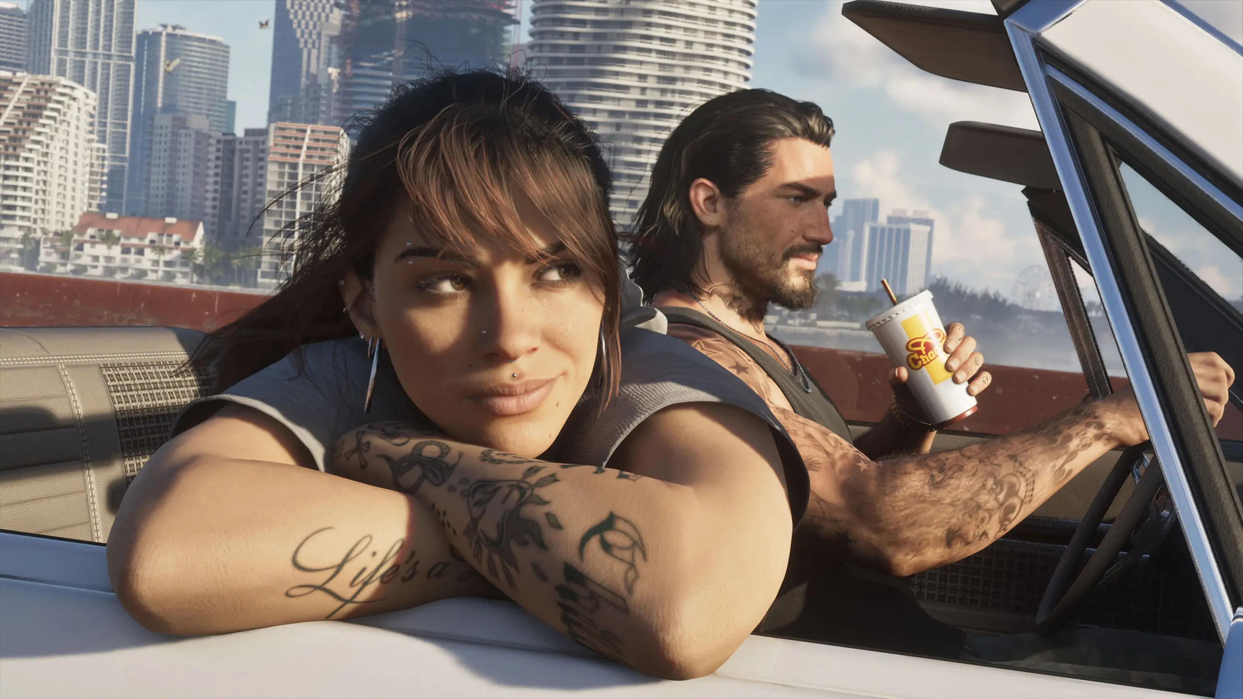 Jason et Lucia en décapotable dans GTA VI, avec tatouages et piercings visibles