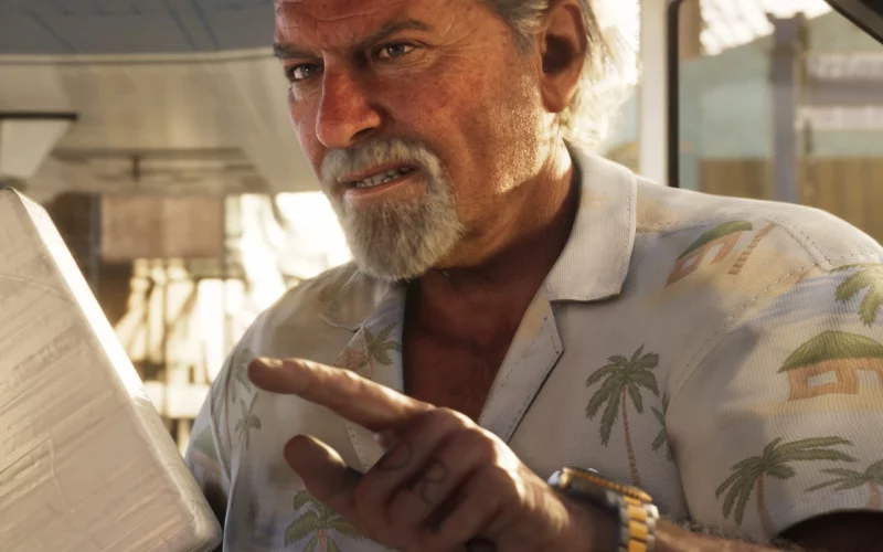 Portrait de Brian Heder, personnage de GTA VI double par Stephen Root, en chemise hawaienne devant un bateau