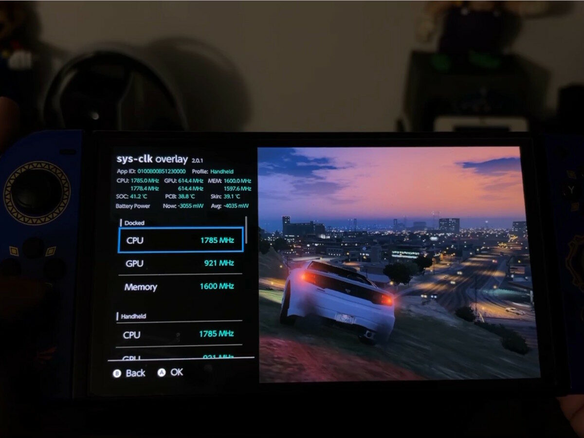 Nintendo Switch en mode portable affichant GTA V en cours d'execution, avec un overlay de monitoring d'overclocking a l'ecran