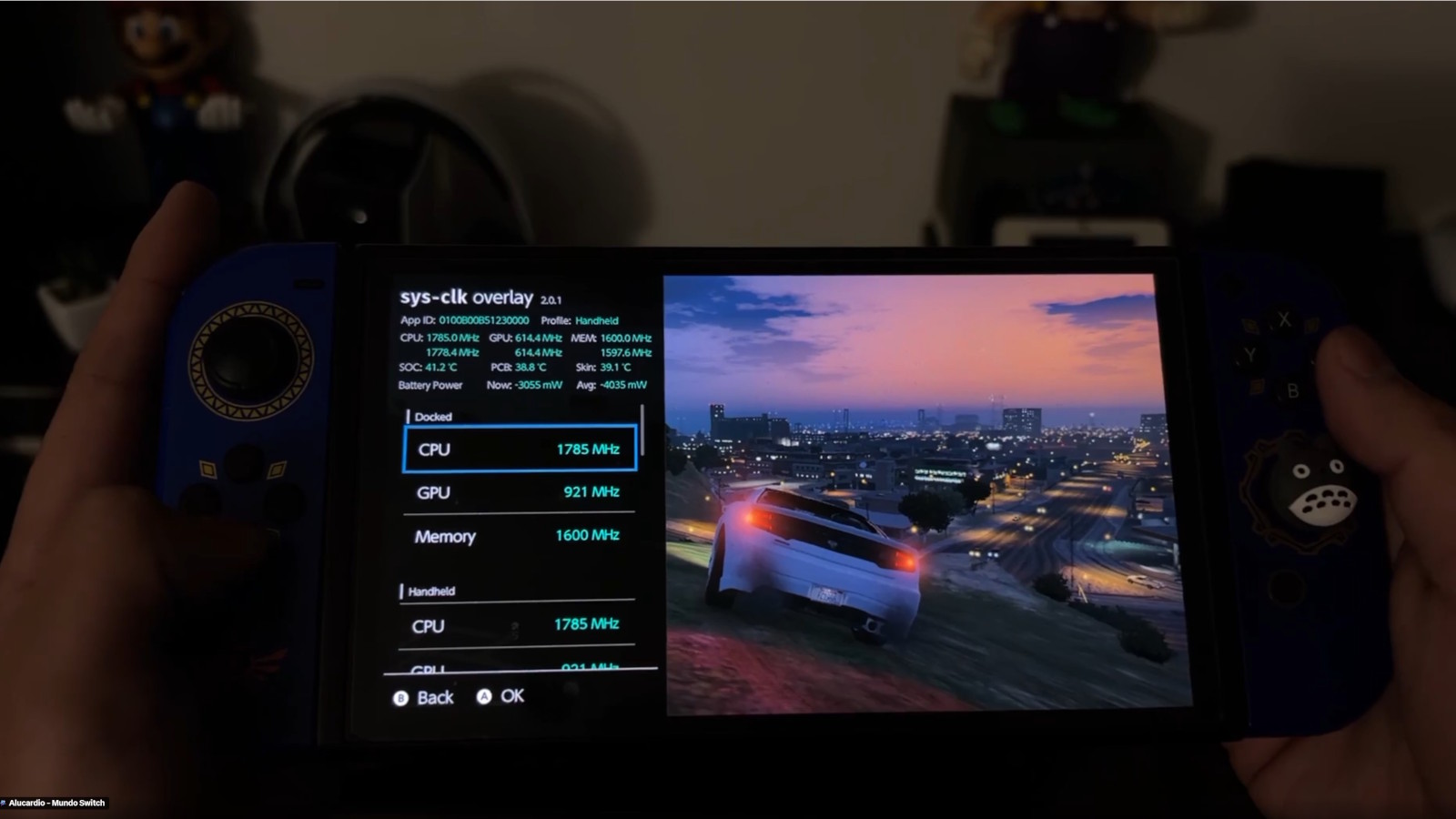 Nintendo Switch en mode portable affichant GTA V en cours d'execution, avec un overlay de monitoring d'overclocking a l'ecran