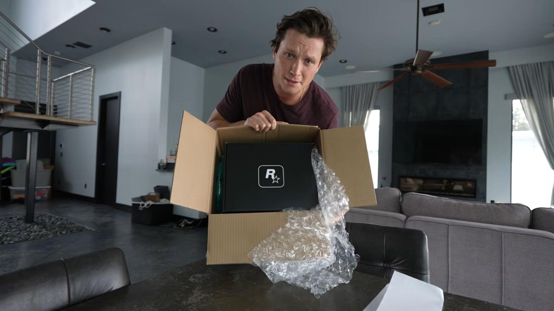 TmarTn ouvre un carton contenant une boîte noire frappée du logo Rockstar Games