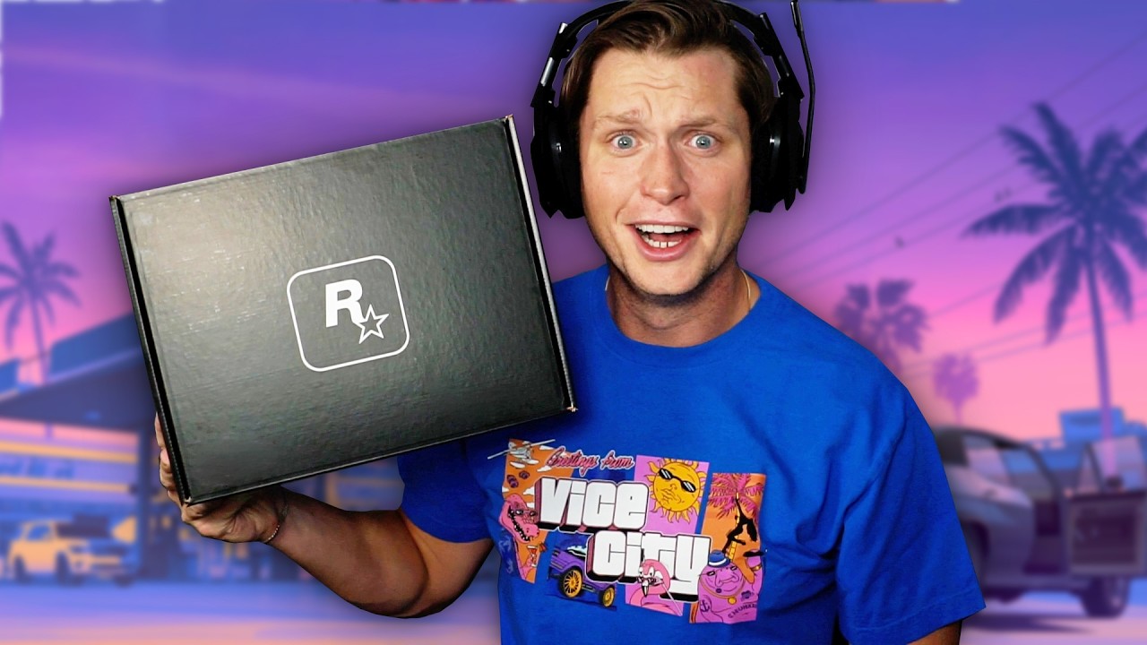 Le youtubeur TmarTn tient la boîte noire Rockstar Games et porte le t-shirt Greetings from Vice City