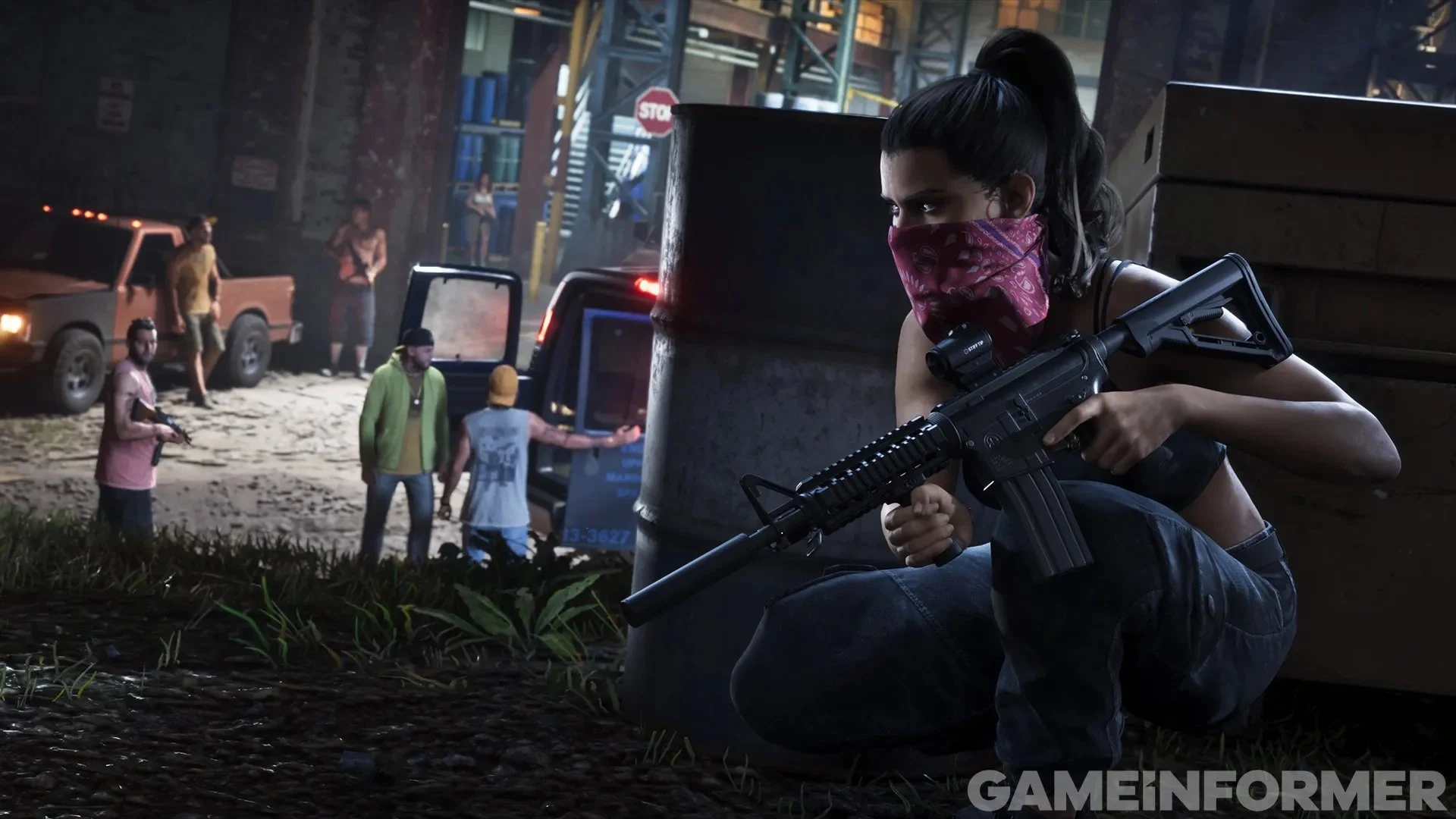Capture de GTA VI publiée par Game Informer : Lucia, un bandana sur le visage, accroupie avec un fusil d’assaut de nuit