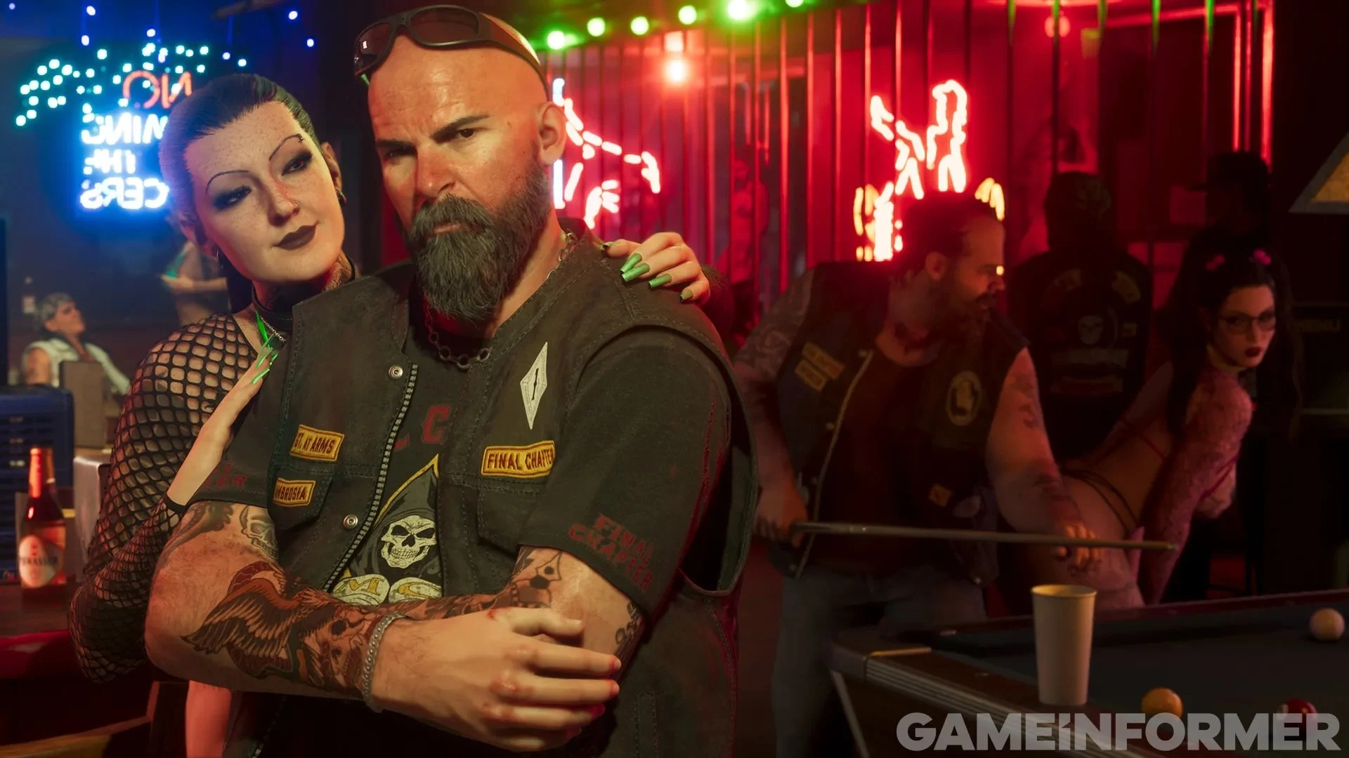 Capture de GTA VI publiée par Game Informer : un motard barbu et tatoué et sa compagne dans un bar éclairé de néons