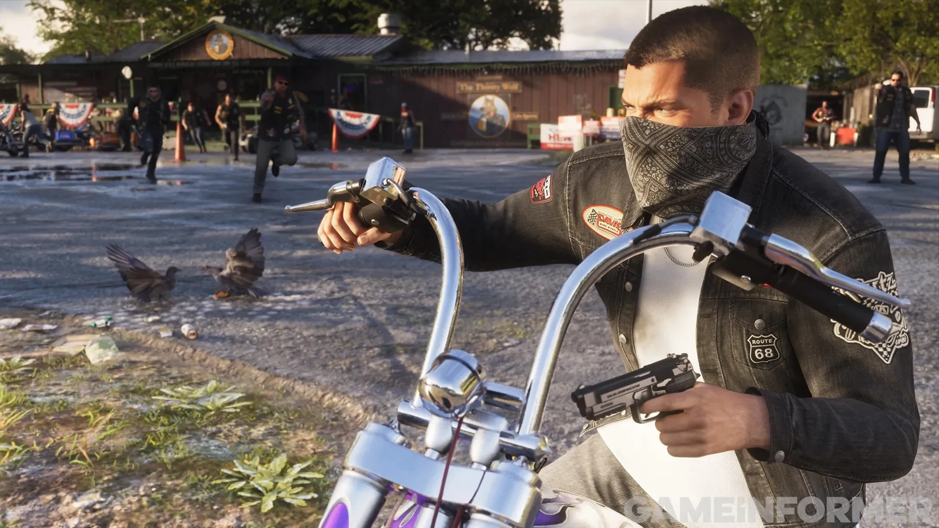 Capture de GTA VI publiée par Game Informer : un motard masqué pointe une arme en roulant, des poules s’écartent devant la moto