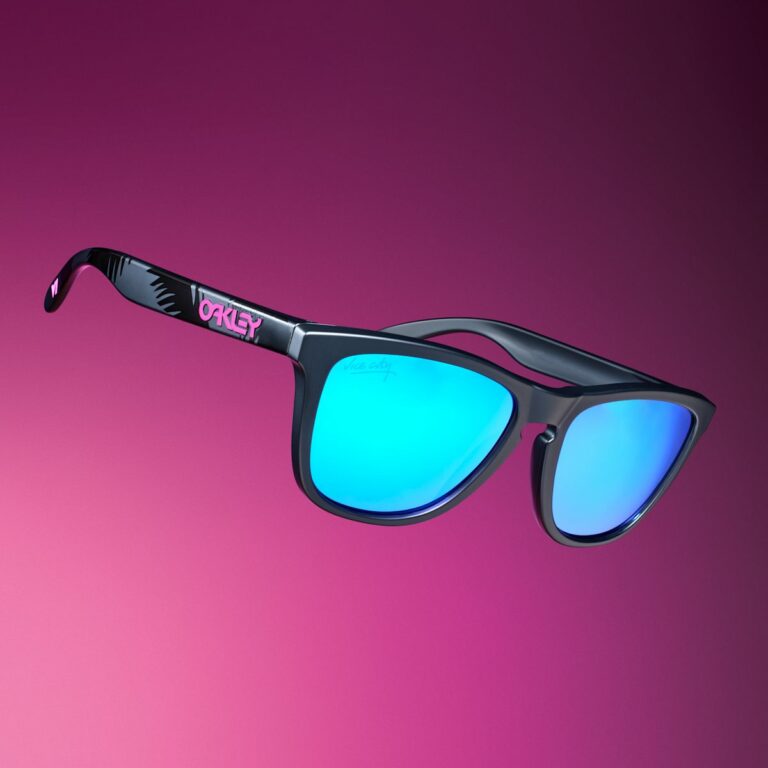 Lunettes de soleil Oakley Frogskins noir mat aux verres bleus Prizm Sapphire de la collection GTA VI