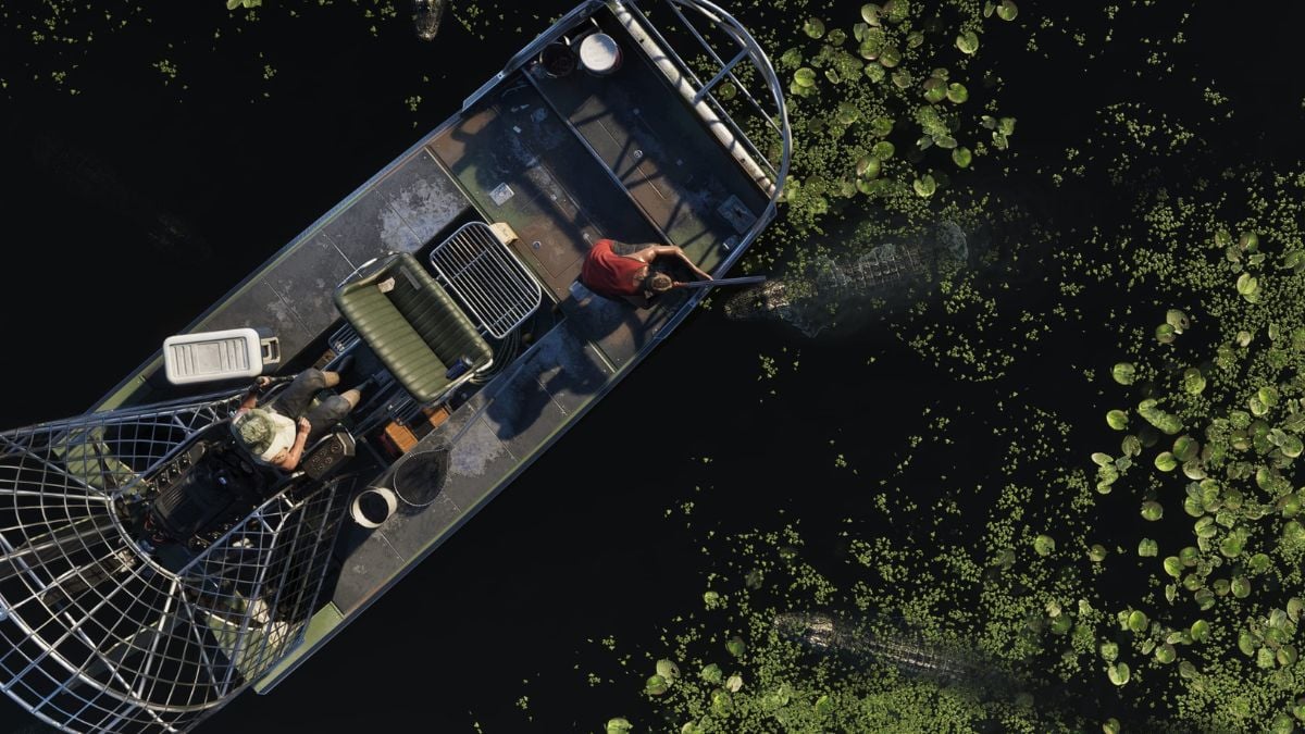 Braconnier pointant un fusil vers des alligators dans les zones humides de Leonida, GTA VI
