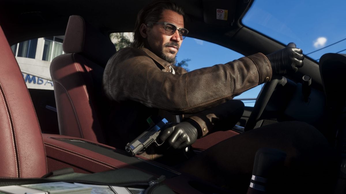 Raul Bautista tenant un pistolet inspiré du Colt 1911 dans GTA VI