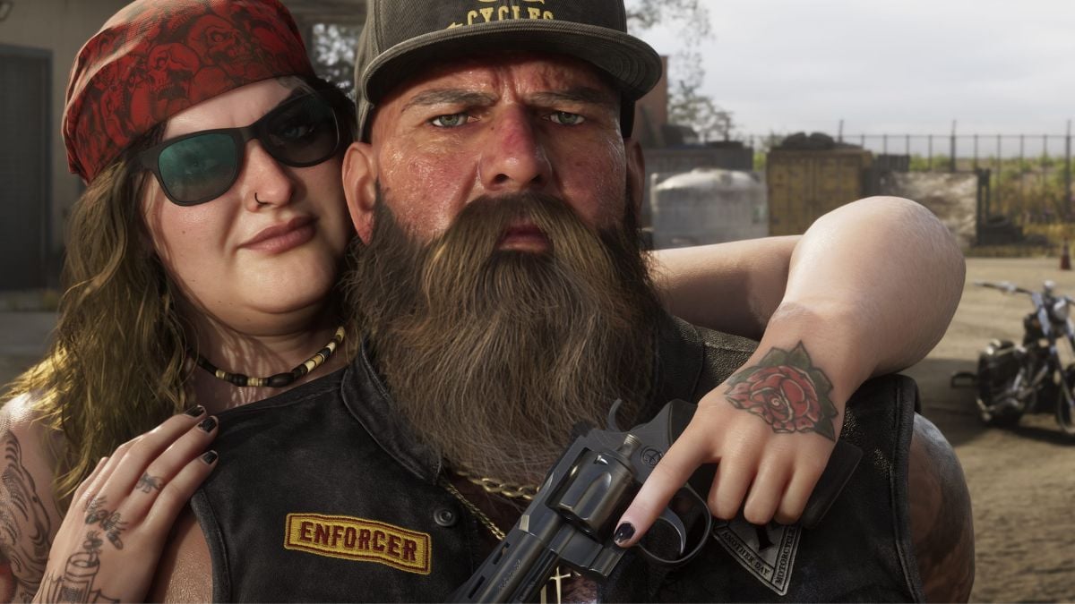 Couple de personnages tenant un revolver inspiré du Colt Python dans GTA VI