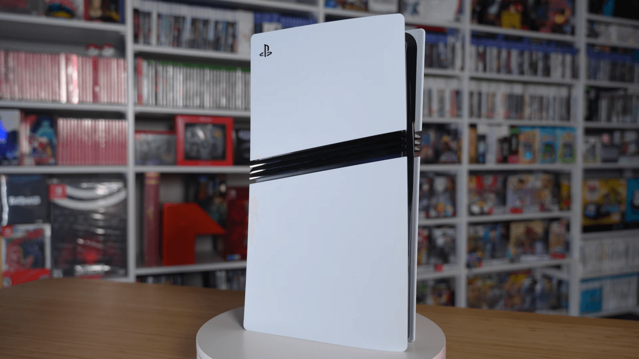 Console PlayStation 5 Pro blanche posée verticalement sur un socle