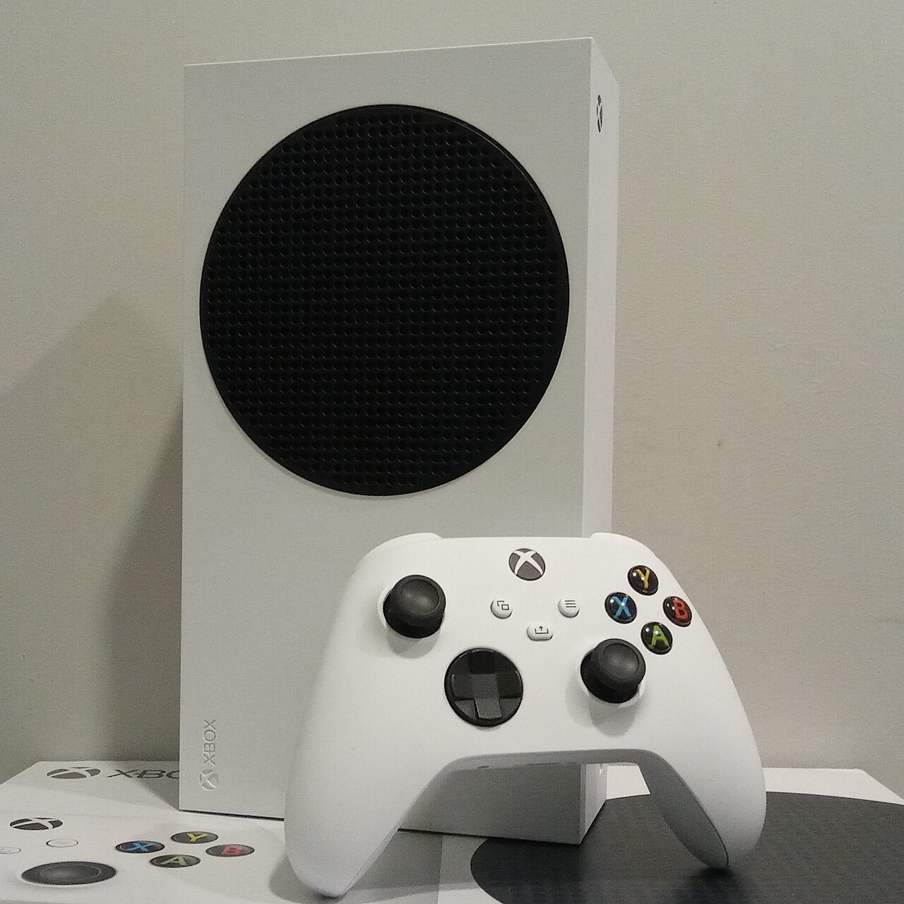 Console Xbox Series S blanche avec sa manette blanche