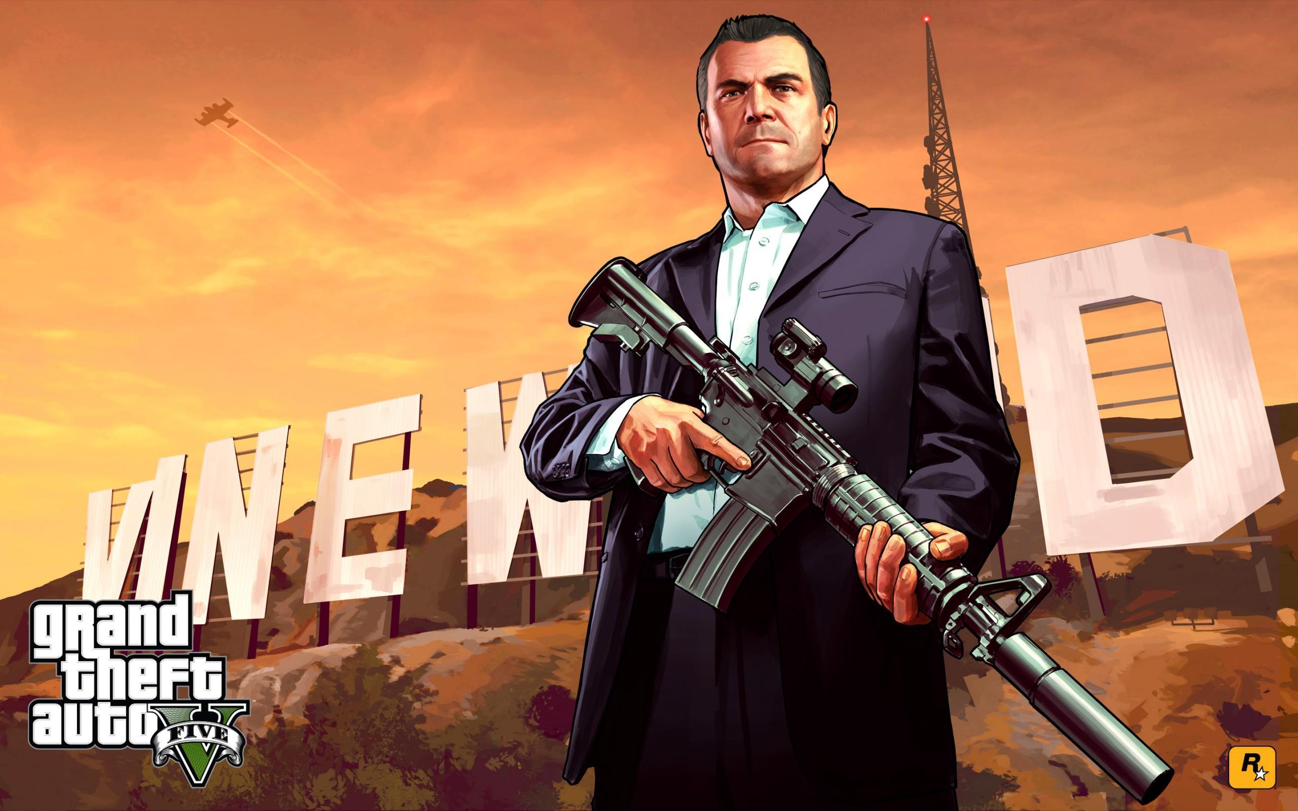 Artwork officiel de GTA V : Michael armé devant le panneau Vinewood au coucher du soleil