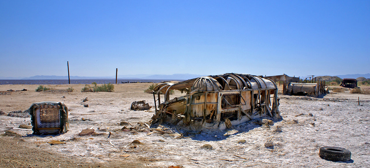 Épave dans le désert de Bombay Beach au bord du Salton Sea en Californie