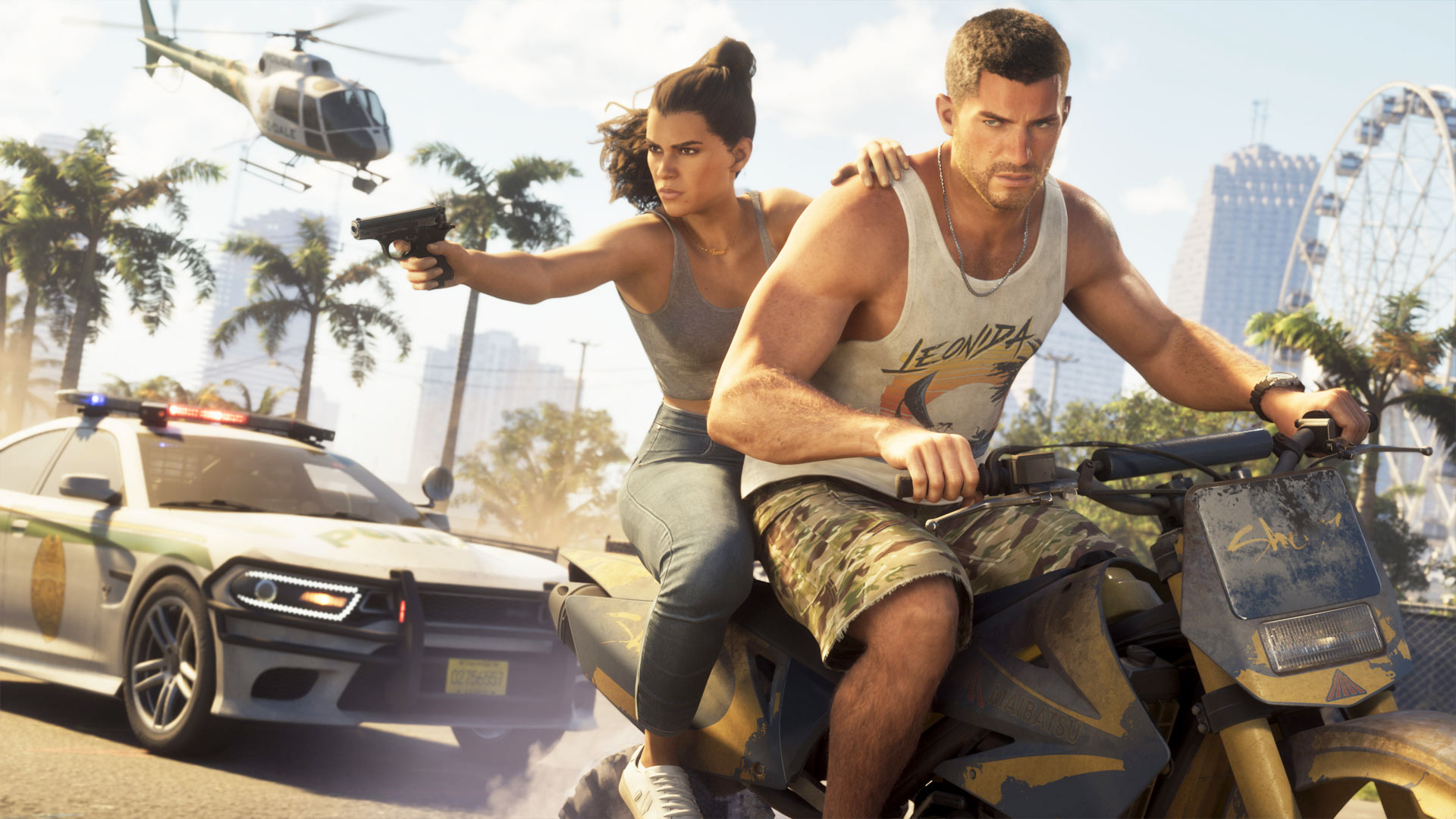 Jason et Lucia armes en fuite sur un quad devant une voiture de police et un helicoptere, GTA VI