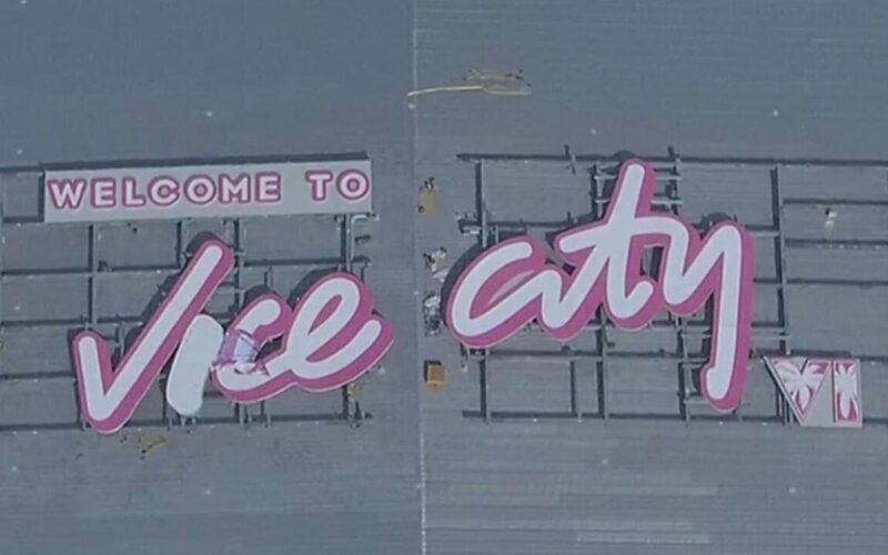 Vue aérienne de l’enseigne rose Welcome to Vice City et du logo VI installés sur le toit du Kaseya Center à Miami