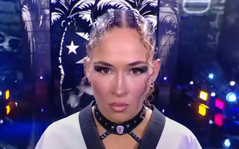 La catcheuse Lola Vice lors d’une vignette de la WWE, devant un décor de palmiers