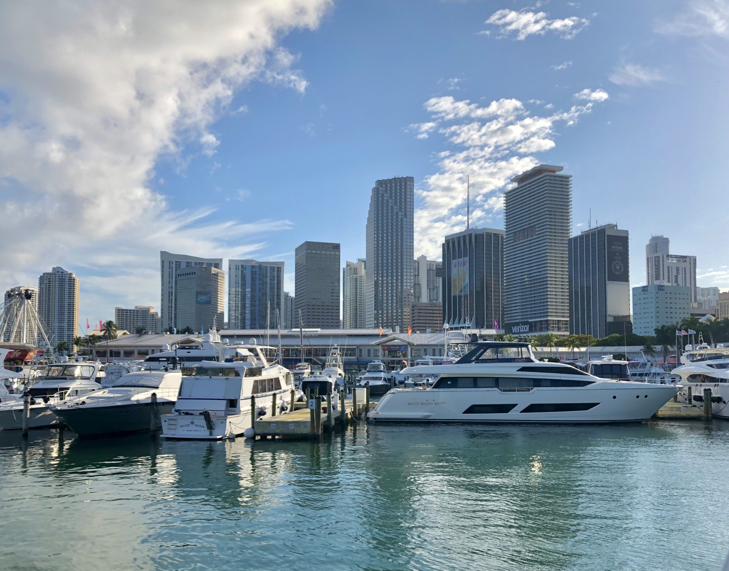 Photo du skyline réel du centre-ville de Miami de jour, avec ses gratte-ciel