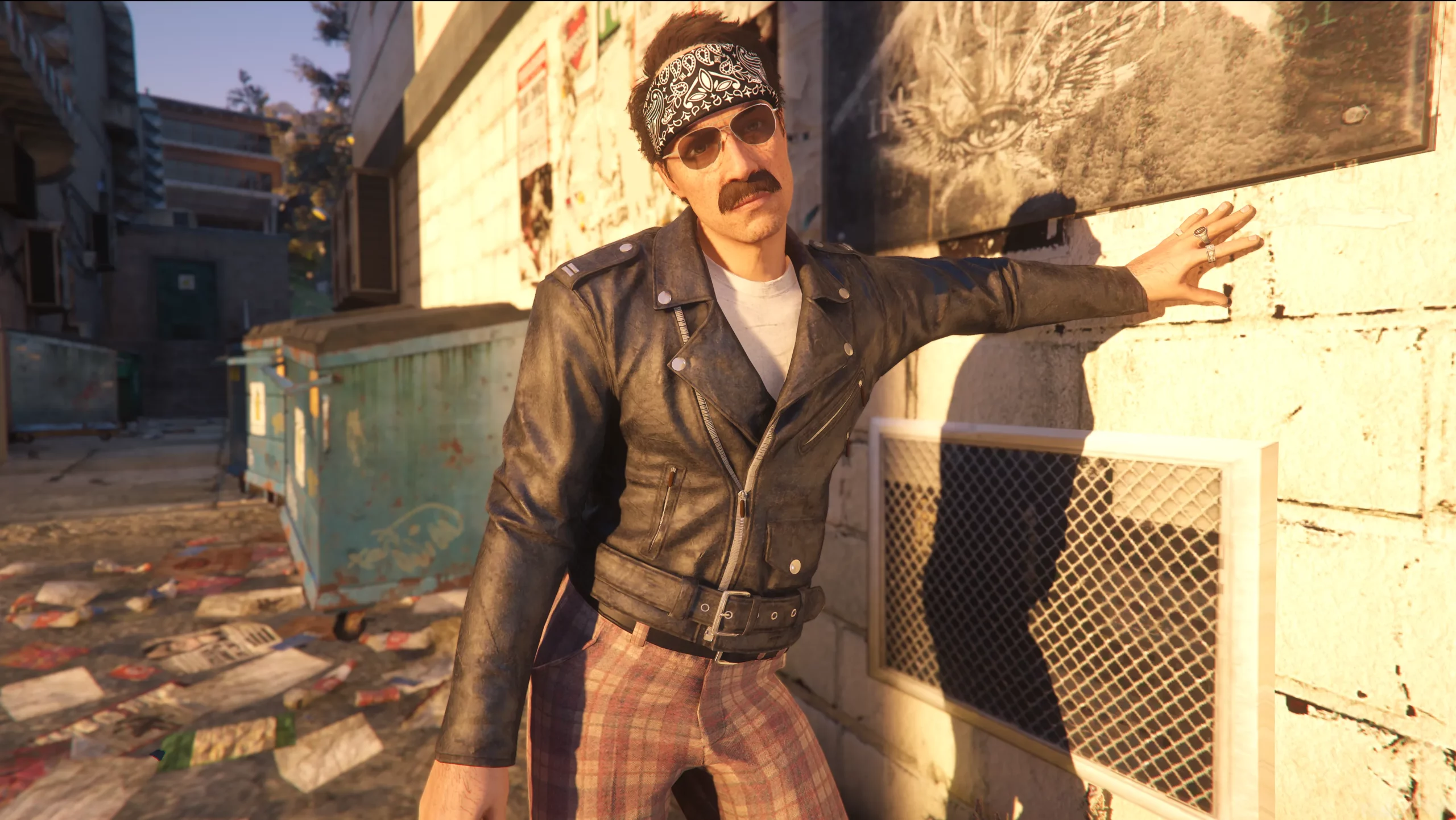Personnage customisé en veste de motard dans une ruelle