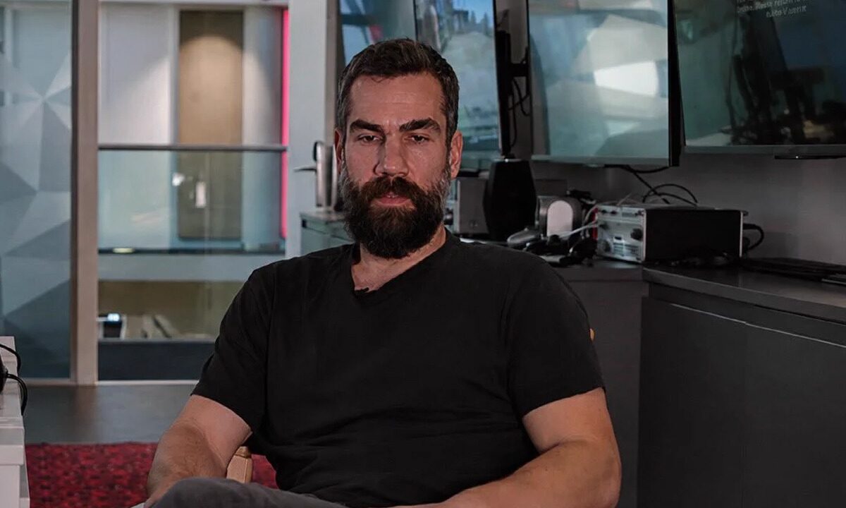 Rob Nelson, codirecteur de Rockstar North, assis lors d'une interview video face camera