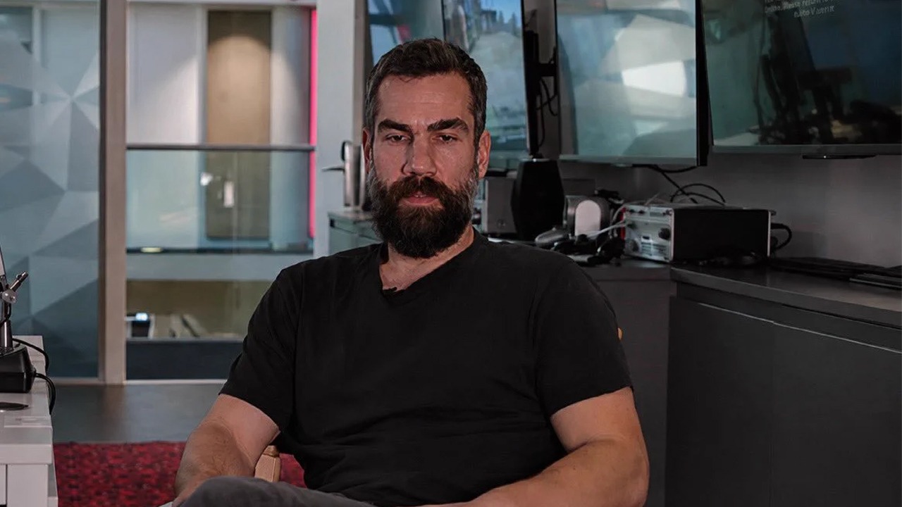 Rob Nelson, codirecteur de Rockstar North, assis lors d'une interview video face camera