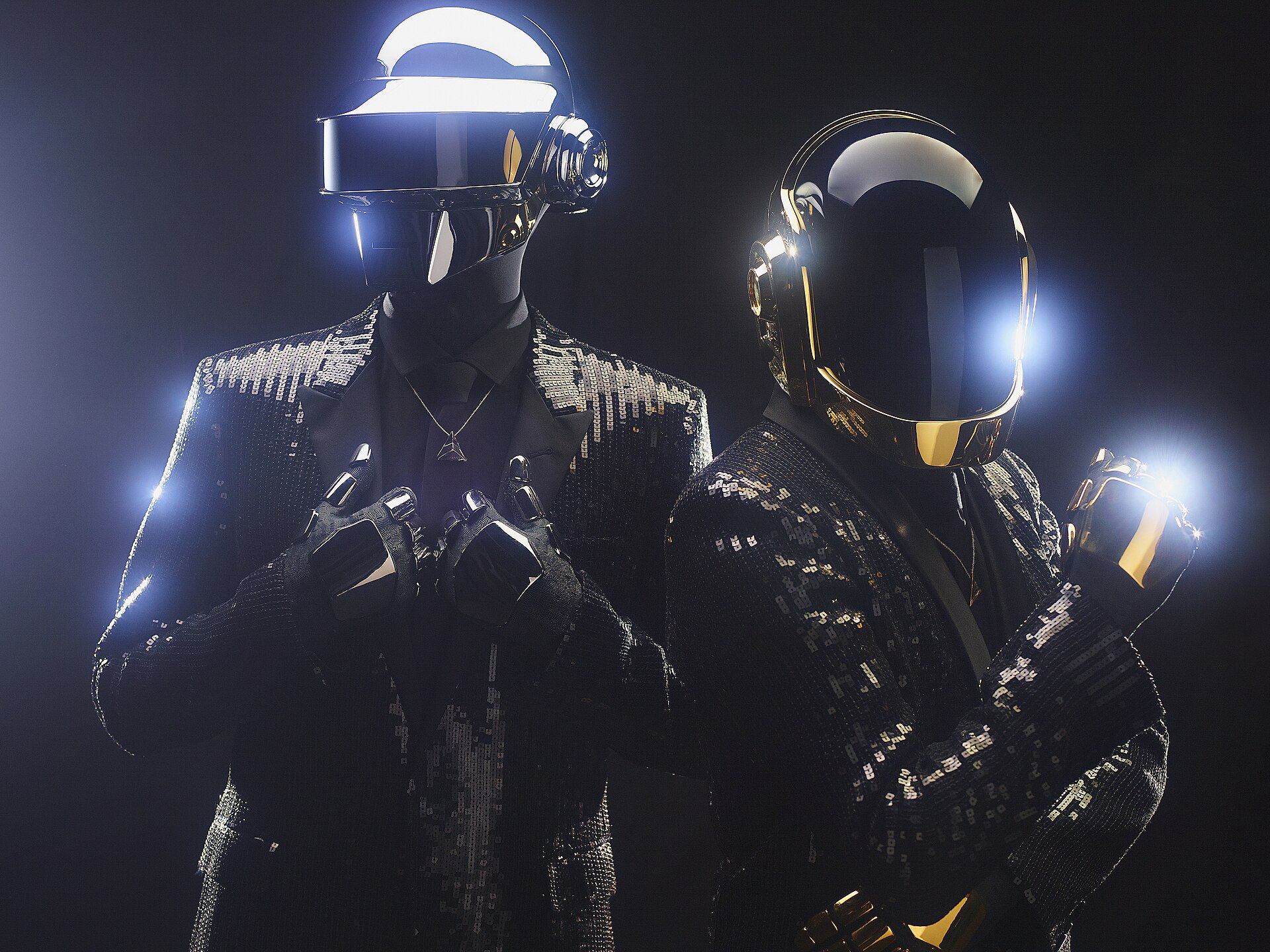 Thomas Bangalter et Guy-Manuel de Homem-Christo, les deux membres de Daft Punk, casqués et en veste à paillettes
