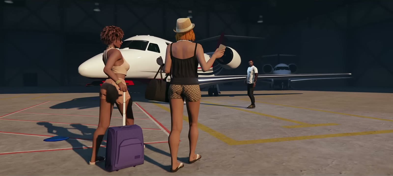 Deux joueuses devant un jet privé dans un hangar, bande-annonce de The Cayo Perico Heist de GTA Online