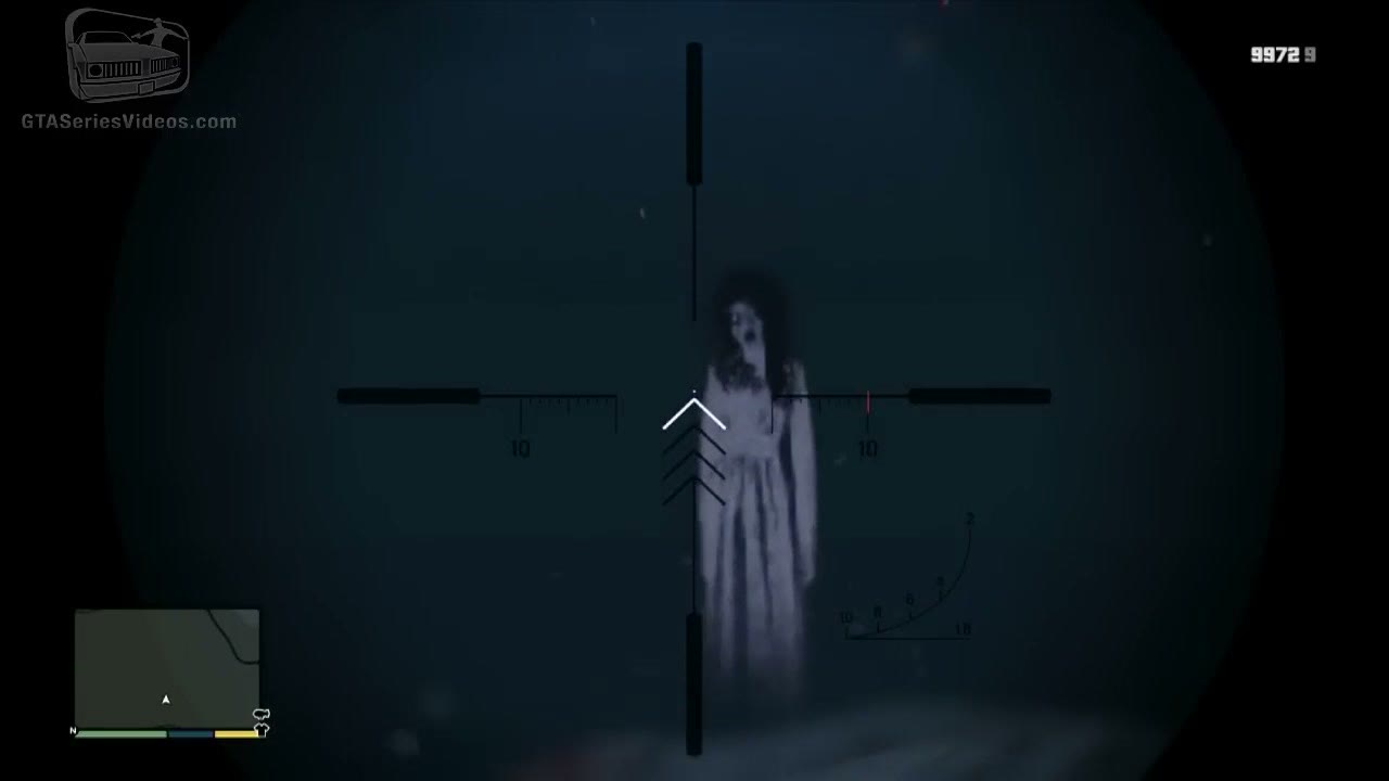 Le fantôme de Jolene Cranley-Evans vu dans la lunette d'un fusil sur les falaises du mont Gordo, la nuit, dans GTA V