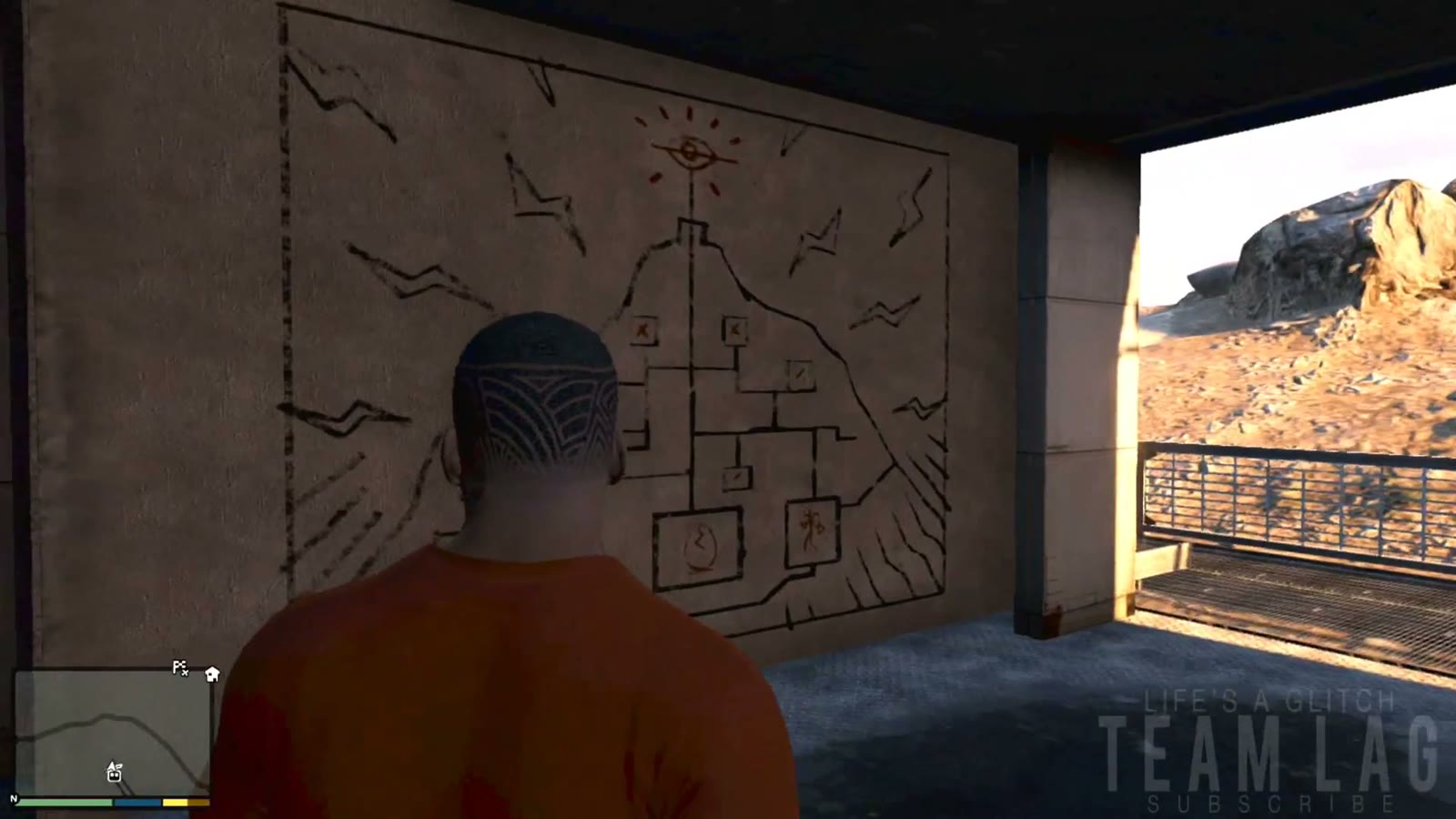 Franklin devant la fresque gravée de la station du téléphérique du mont Chiliad dans GTA V