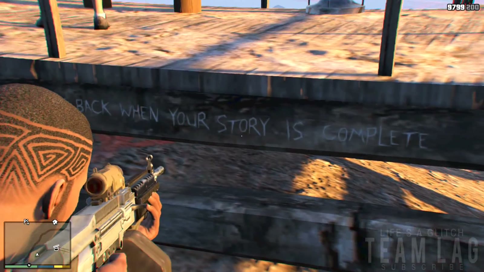 Inscription « Come back when your story is complete » gravée sur la plateforme d'observation du sommet du mont Chiliad dans GTA V