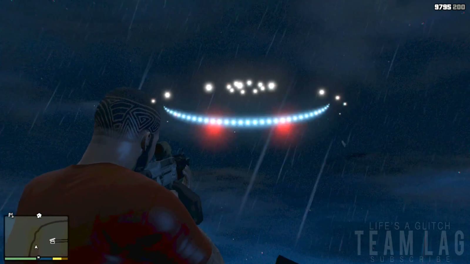 Franklin observe un OVNI éclairé au-dessus du sommet du mont Chiliad, la nuit sous la pluie, dans GTA V