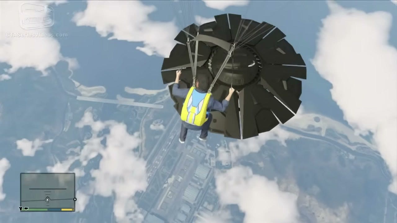 Un joueur en parachute descend vers l'OVNI qui plane très haut au-dessus de Fort Zancudo dans GTA V