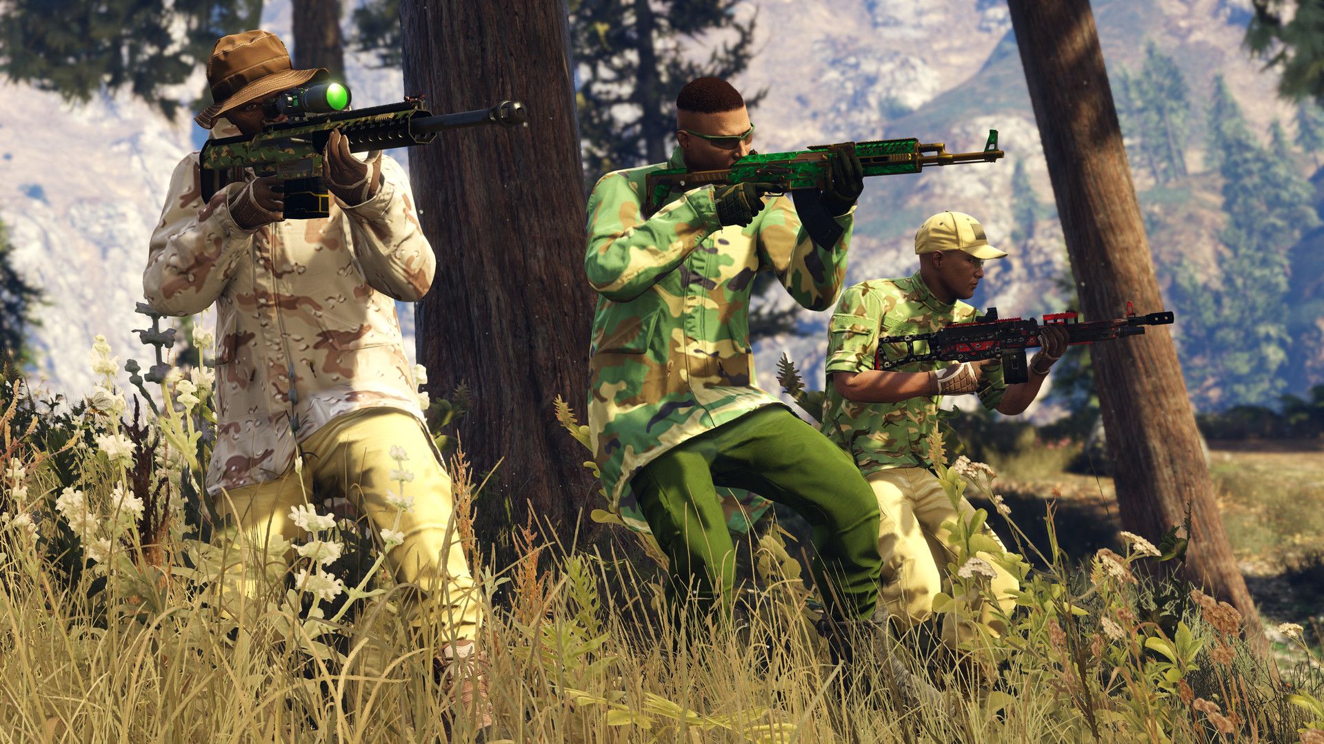 Trois personnages de GTA Online en tenue de camouflage, armes en joue dans une forêt