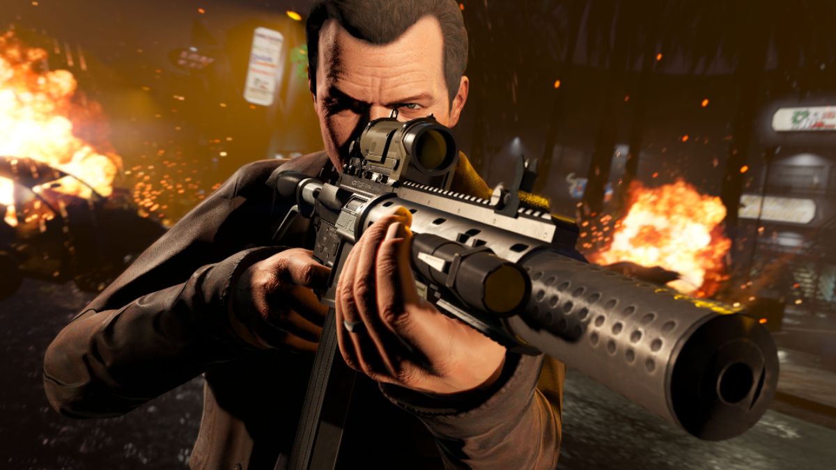 Michael De Santa vise avec un fusil d’assaut au milieu d’explosions dans GTA V