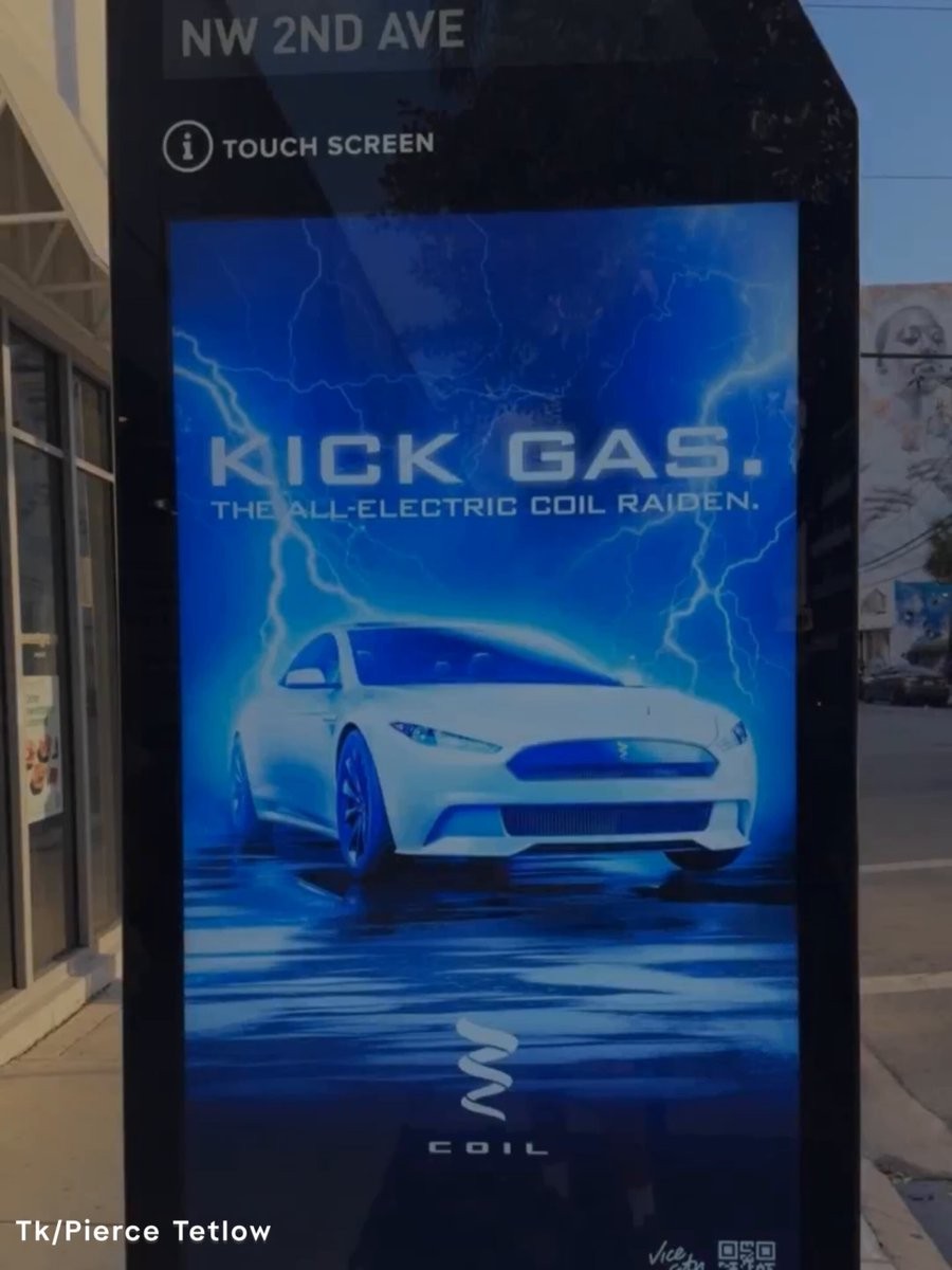 Borne tactile de NW 2nd Avenue à Miami affichant la publicité « Kick Gas » de la voiture électrique Coil Raiden