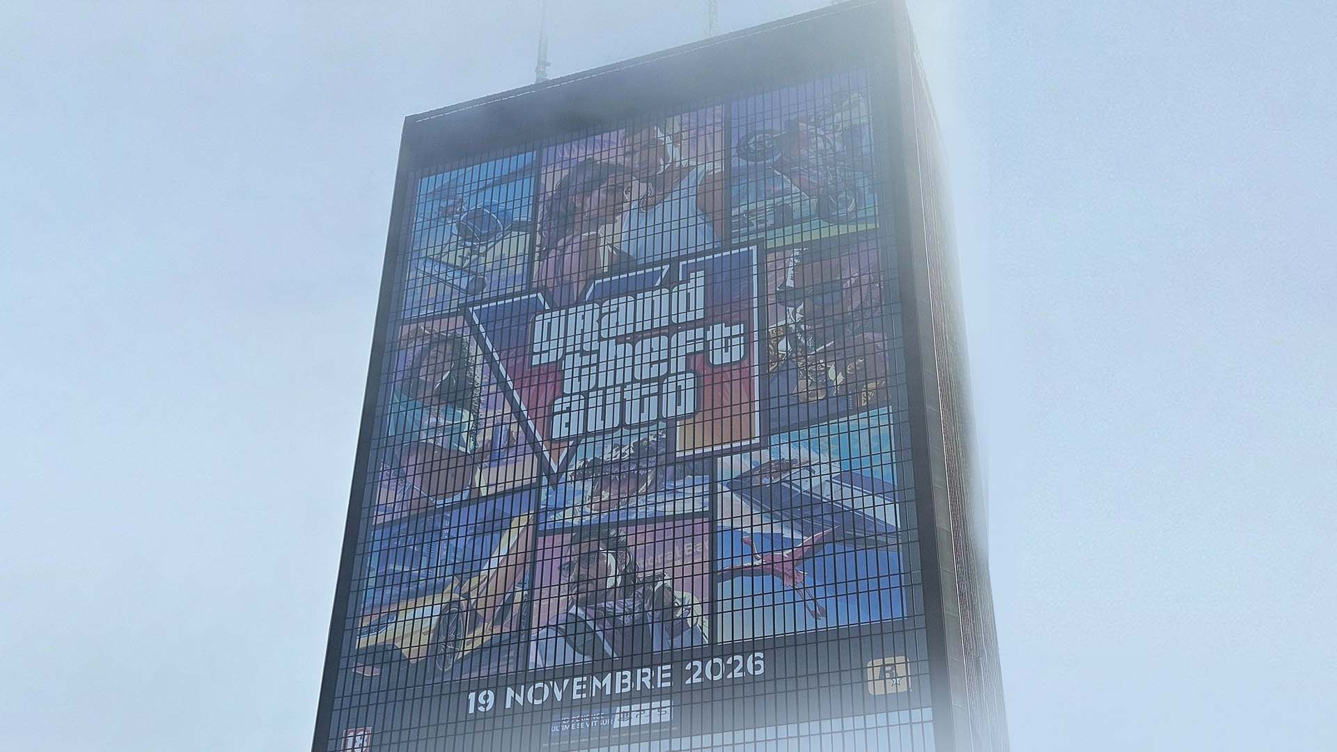 La jaquette de GTA VI reproduite sur la façade d’une tour des Mercuriales à Bagnolet, avec la date du 19 novembre 2026, dans la brume