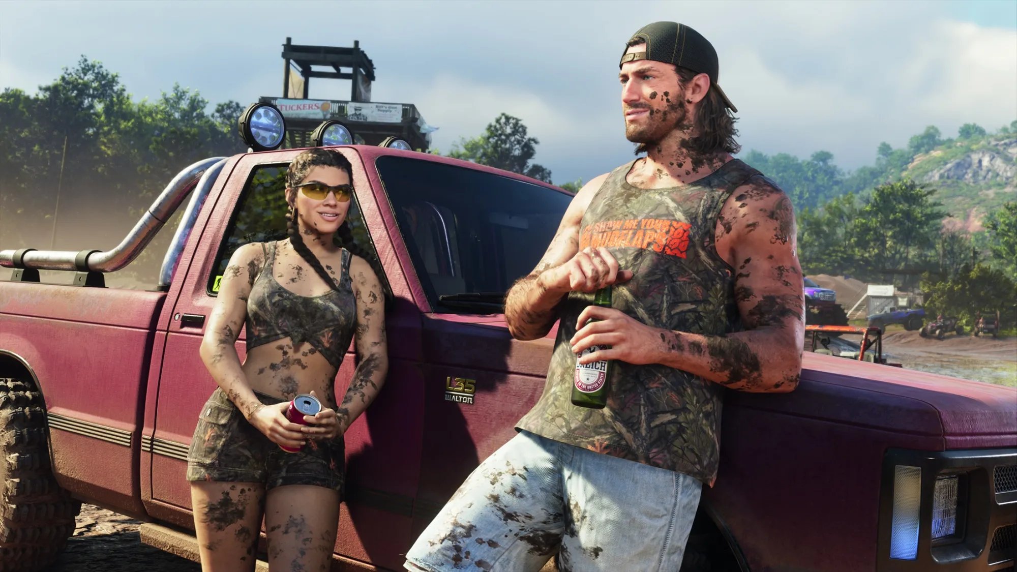 Jason et Lucia, couverts de boue, adossés à un pick-up rouge lors d’une course tout-terrain dans GTA VI