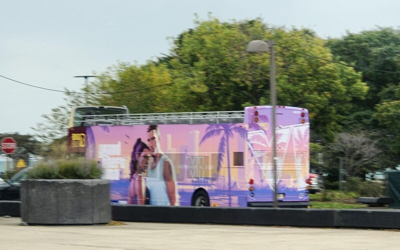 Bus à impériale habillé aux couleurs de GTA VI avec Jason et Lucia, photographié à Chicago