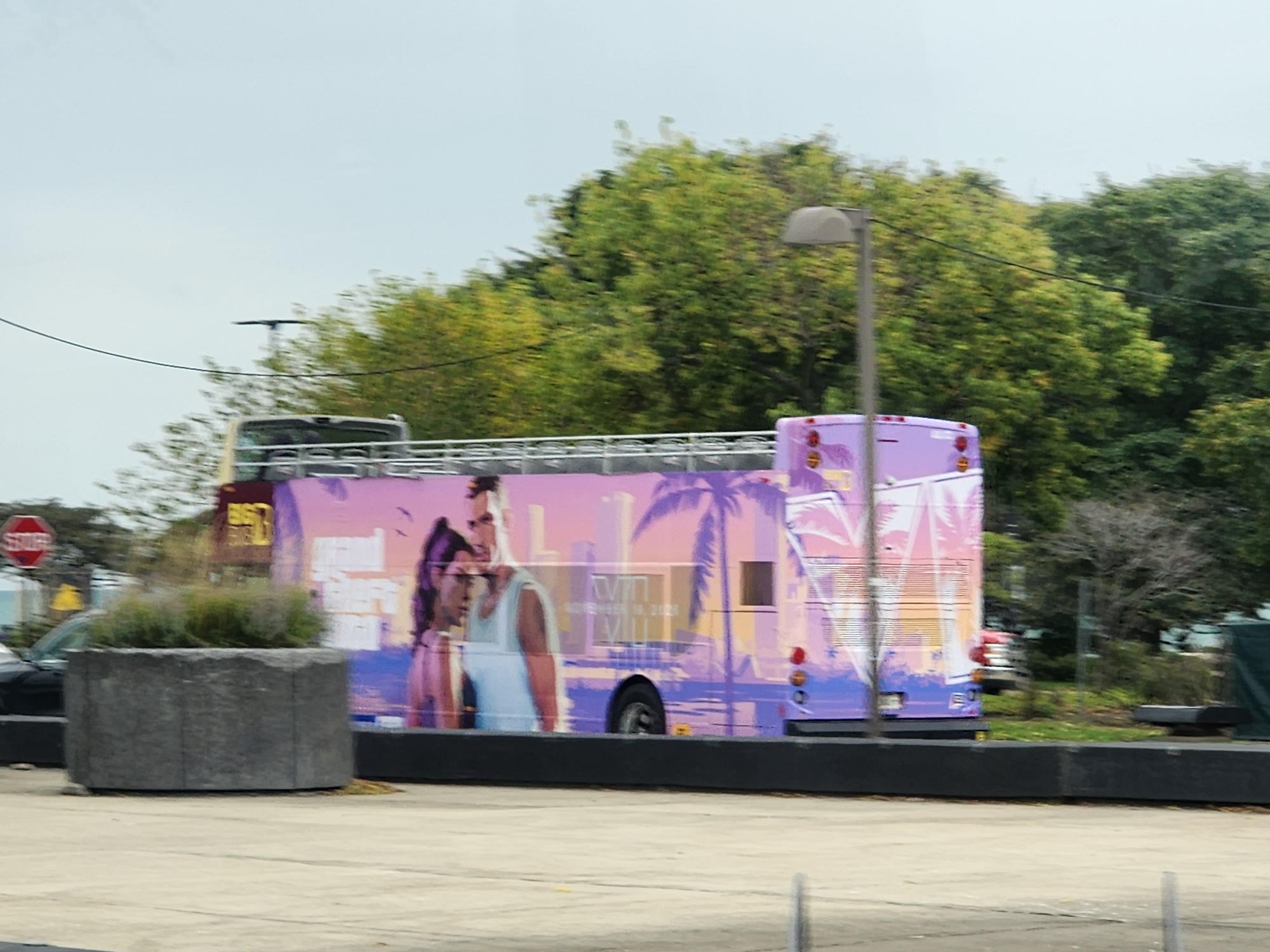 Bus à impériale habillé aux couleurs de GTA VI avec Jason et Lucia, photographié à Chicago