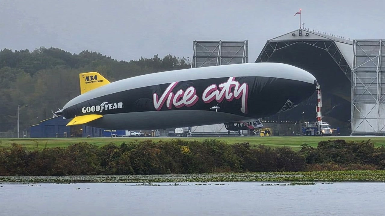Le dirigeable Goodyear N3A aux couleurs de Vice City posé devant son hangar à Wingfoot Lake