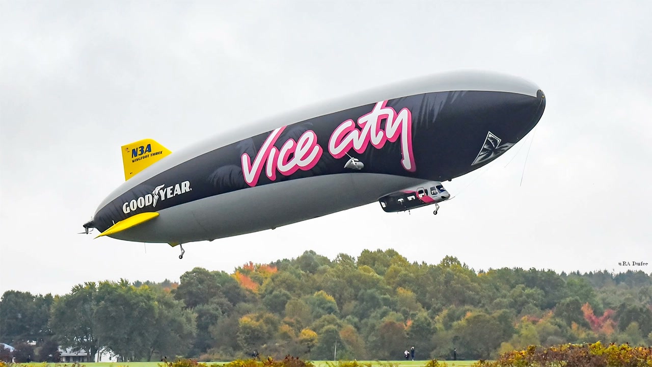Le dirigeable Goodyear Wingfoot Three en vol, habillé de noir avec l’inscription Vice City en rose